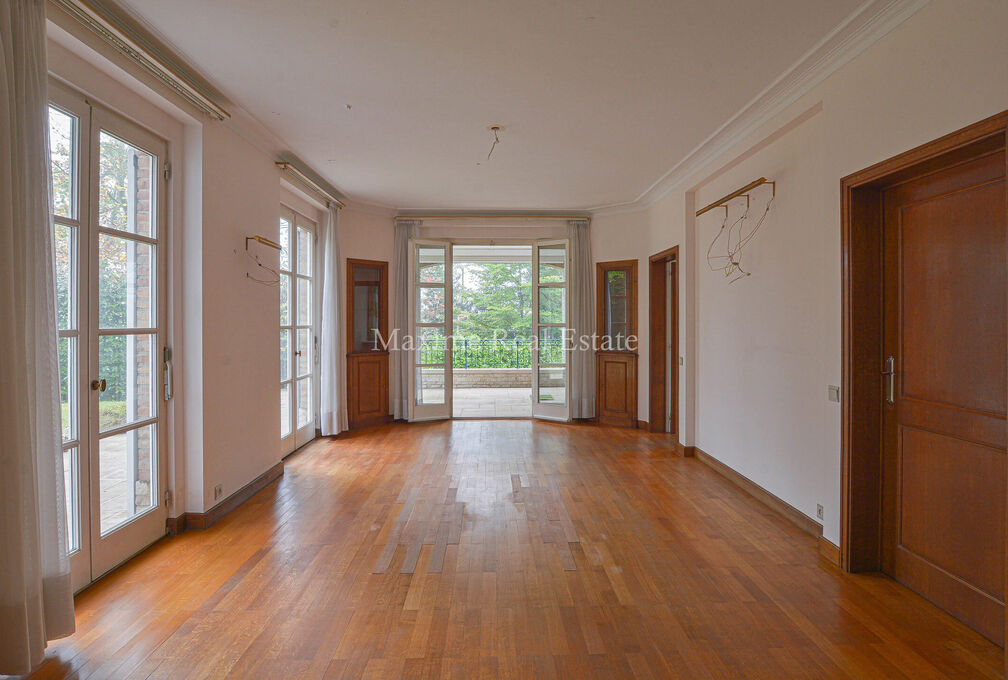 Maxime Real Estate vous propose cette superbe villa située dans un cadre exceptionnel.

Sise dans un clos très calme à proximité de Stockel et toutes les facilités (métro, commerces, écoles, ...).

Cette charmante villa de +/-381m² (selon PEB) con