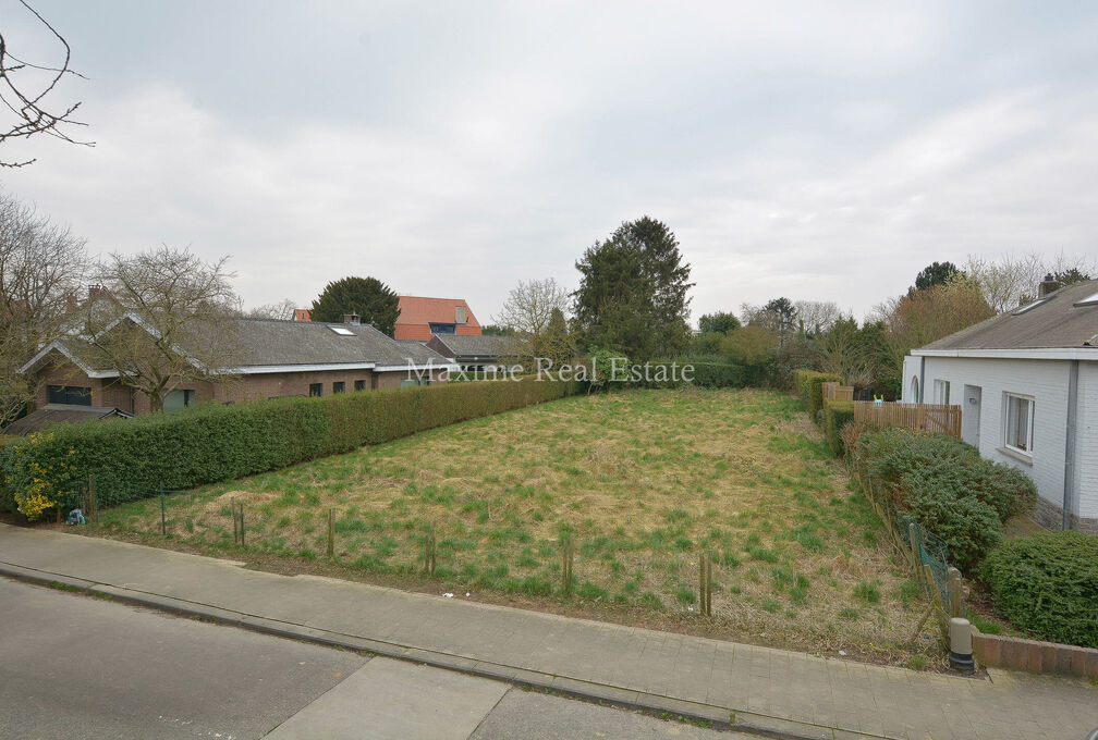 Maxime Real Estate stelt een zeldzame bouwgrond voor in een residentiële buurt nabij openbaar vervoer (tram-bus), scholen en het nieuwe gemeentehuis.

Deze prachtige zuidgerichte bouwgrond ( bevestigd door stedenbouwkundig attest) met een oppervlakte van