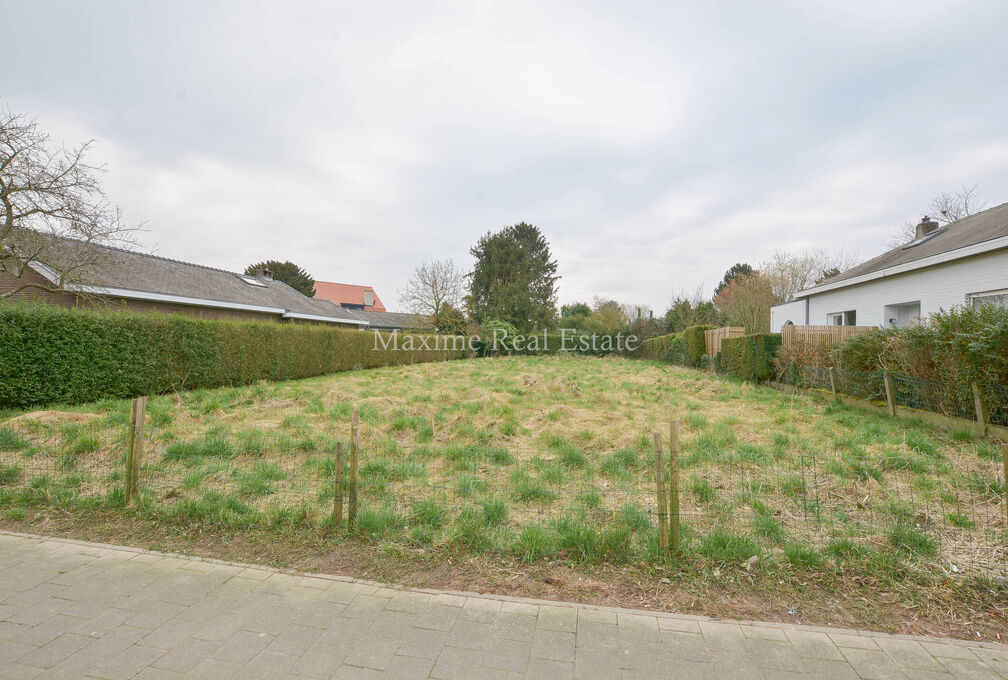 Maxime Real Estate offers a rare building plot in a residential area near public transport (tram-bus), schools and the new town hall.

This beautiful south-facing building plot (confirmed by urban planning certificate) with a surface area of ​​7 a 85 