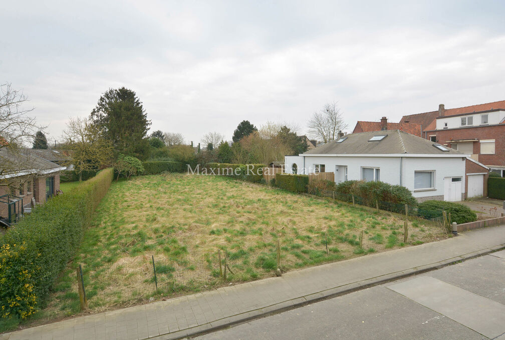 Maxime Real Estate offers a rare building plot in a residential area near public transport (tram-bus), schools and the new town hall.

This beautiful south-facing building plot (confirmed by urban planning certificate) with a surface area of ​​7 a 85 