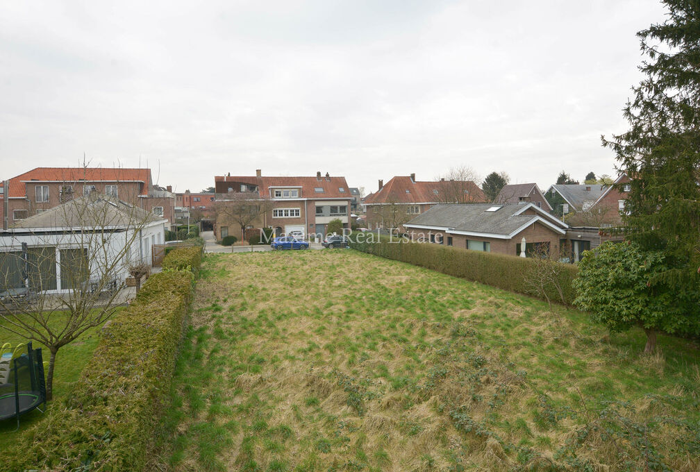 Maxime Real Estate offers a rare building plot in a residential area near public transport (tram-bus), schools and the new town hall.

This beautiful south-facing building plot (confirmed by urban planning certificate) with a surface area of ​​7 a 85 