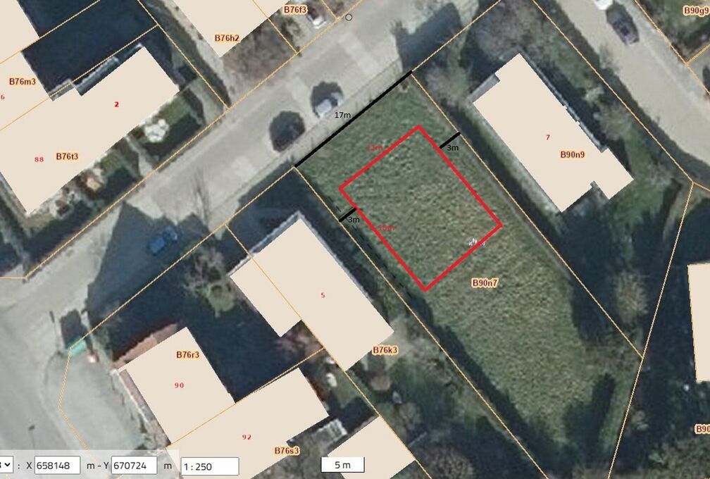 Maxime Real Estate offers a rare building plot in a residential area near public transport (tram-bus), schools and the new town hall.

This beautiful south-facing building plot (confirmed by urban planning certificate) with a surface area of ​​7 a 85 