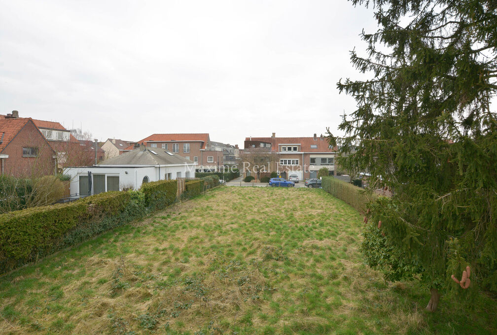 Maxime Real Estate offers a rare building plot in a residential area near public transport (tram-bus), schools and the new town hall.

This beautiful south-facing building plot (confirmed by urban planning certificate) with a surface area of ​​7 a 85 