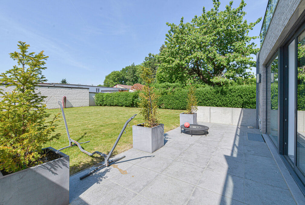 Commercial groundfloor for rent in Wezembeek-Oppem