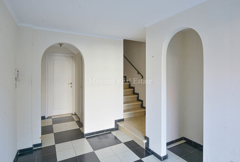 Maxime Real Estate presents a charming house in a quiet area (Chant d'Oiseau) near the parc of Woluwe.

It is centrally located near public transport, schools, shops and has an easy connection to the center of Brussels.

The bel-etage house (+/- 172m² ac
