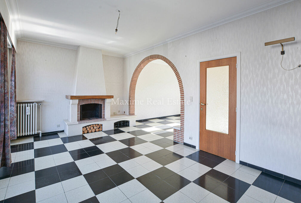 Maxime Real Estate presents a charming house in a quiet area (Chant d'Oiseau) near the parc of Woluwe.

It is centrally located near public transport, schools, shops and has an easy connection to the center of Brussels.

The bel-etage house (+/- 172m² ac
