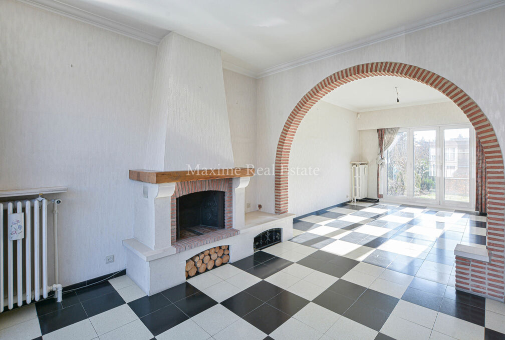 Maxime Real Estate presents a charming house in a quiet area (Chant d'Oiseau) near the parc of Woluwe.

It is centrally located near public transport, schools, shops and has an easy connection to the center of Brussels.

The bel-etage house (+/- 172m² ac