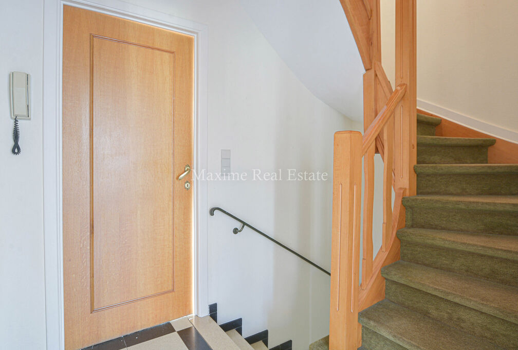 Maxime Real Estate presents a charming house in a quiet area (Chant d'Oiseau) near the parc of Woluwe.

It is centrally located near public transport, schools, shops and has an easy connection to the center of Brussels.

The bel-etage house (+/- 172m² ac