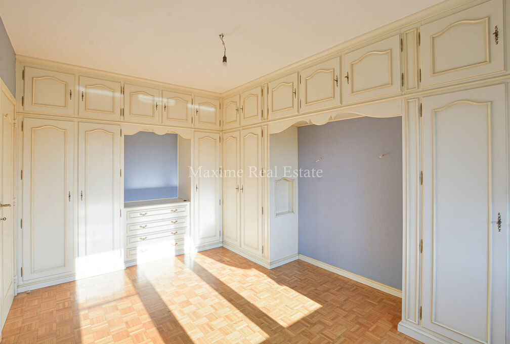 Maxime Real Estate presents a charming house in a quiet area (Chant d'Oiseau) near the parc of Woluwe.

It is centrally located near public transport, schools, shops and has an easy connection to the center of Brussels.

The bel-etage house (+/- 172m² ac