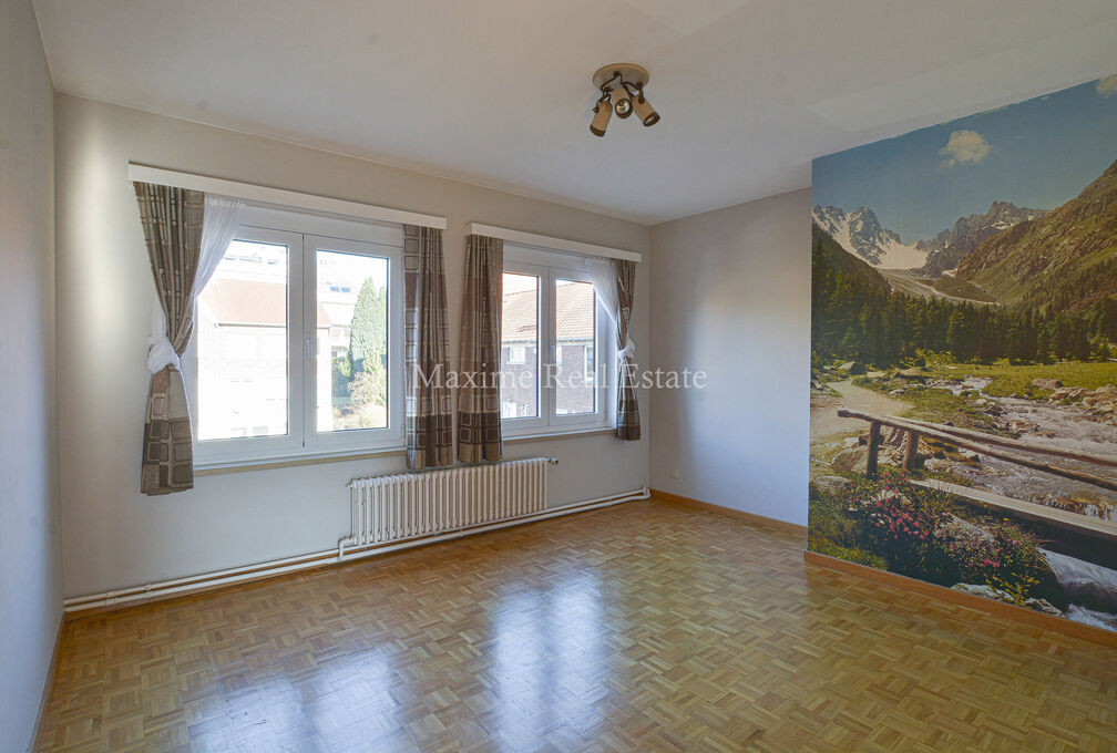 Maxime Real Estate presents a charming house in a quiet area (Chant d'Oiseau) near the parc of Woluwe.

It is centrally located near public transport, schools, shops and has an easy connection to the center of Brussels.

The bel-etage house (+/- 172m² ac