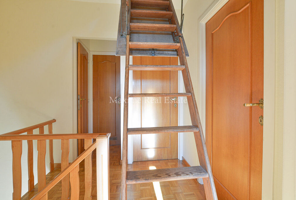 Maxime Real Estate presents a charming house in a quiet area (Chant d'Oiseau) near the parc of Woluwe.

It is centrally located near public transport, schools, shops and has an easy connection to the center of Brussels.

The bel-etage house (+/- 172m² ac