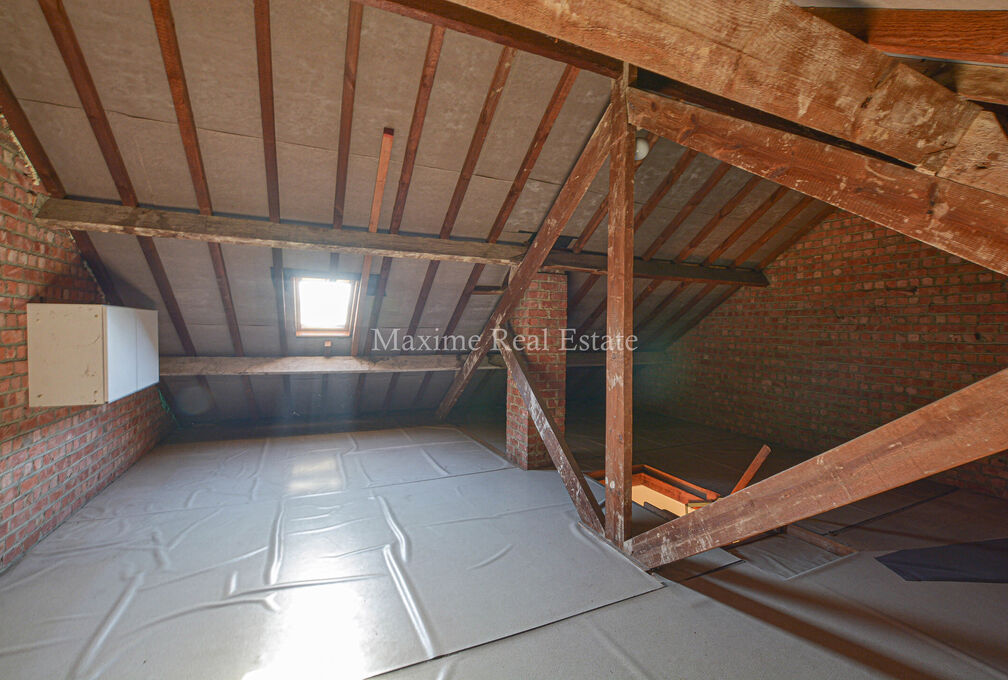 Maxime Real Estate presents a charming house in a quiet area (Chant d'Oiseau) near the parc of Woluwe.

It is centrally located near public transport, schools, shops and has an easy connection to the center of Brussels.

The bel-etage house (+/- 172m² ac