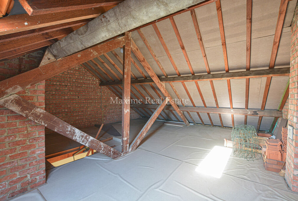 Maxime Real Estate presents a charming house in a quiet area (Chant d'Oiseau) near the parc of Woluwe.

It is centrally located near public transport, schools, shops and has an easy connection to the center of Brussels.

The bel-etage house (+/- 172m² ac