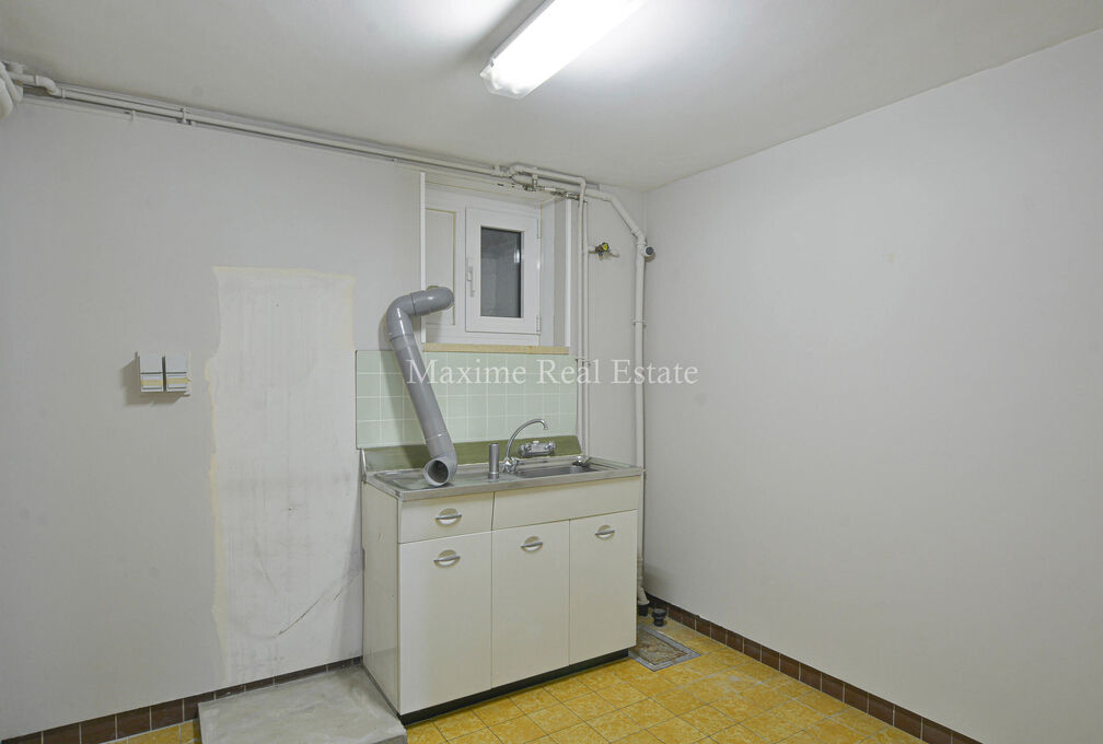 Maxime Real Estate presents a charming house in a quiet area (Chant d'Oiseau) near the parc of Woluwe.

It is centrally located near public transport, schools, shops and has an easy connection to the center of Brussels.

The bel-etage house (+/- 172m² ac