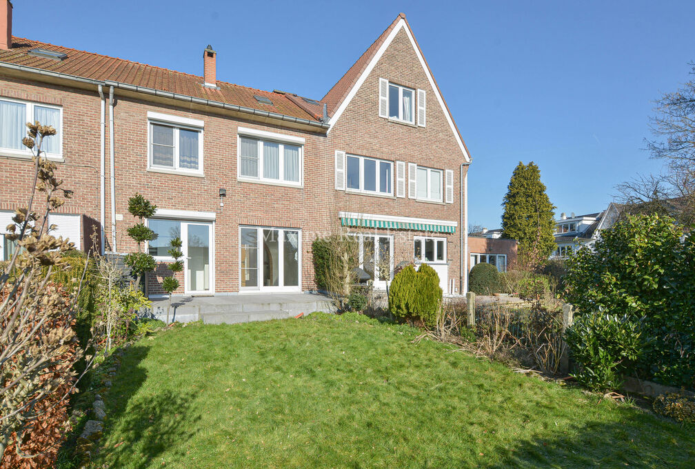 Maxime Real Estate stelt een charmante woning voor in een rustige buurt (Vogelzang) nabij het park van Woluwe.

Deze is centraal gelegen nabij openbaar vervoer, scholen, winkels en heeft een makkelijke verbinding naar het centrum van Brussel.

De bel-etag