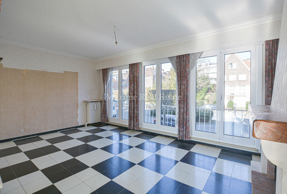Maxime Real Estate stelt een charmante woning voor in een rustige buurt (Vogelzang) nabij het park van Woluwe.

Deze is centraal gelegen nabij openbaar vervoer, scholen, winkels en heeft een makkelijke verbinding naar het centrum van Brussel.

De bel-etag