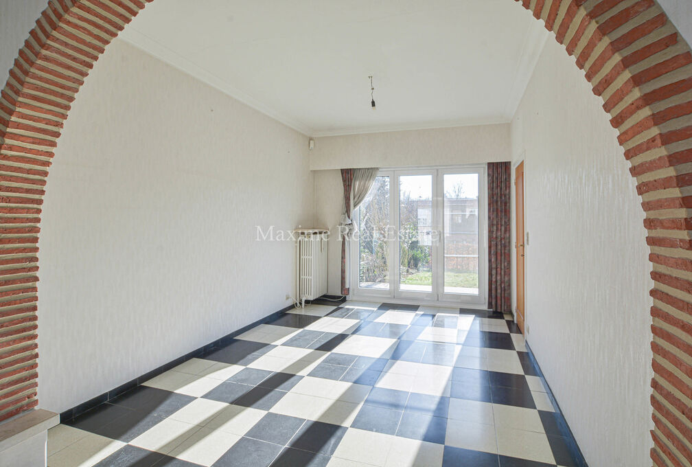 Maxime Real Estate stelt een charmante woning voor in een rustige buurt (Vogelzang) nabij het park van Woluwe.

Deze is centraal gelegen nabij openbaar vervoer, scholen, winkels en heeft een makkelijke verbinding naar het centrum van Brussel.

De bel-etag