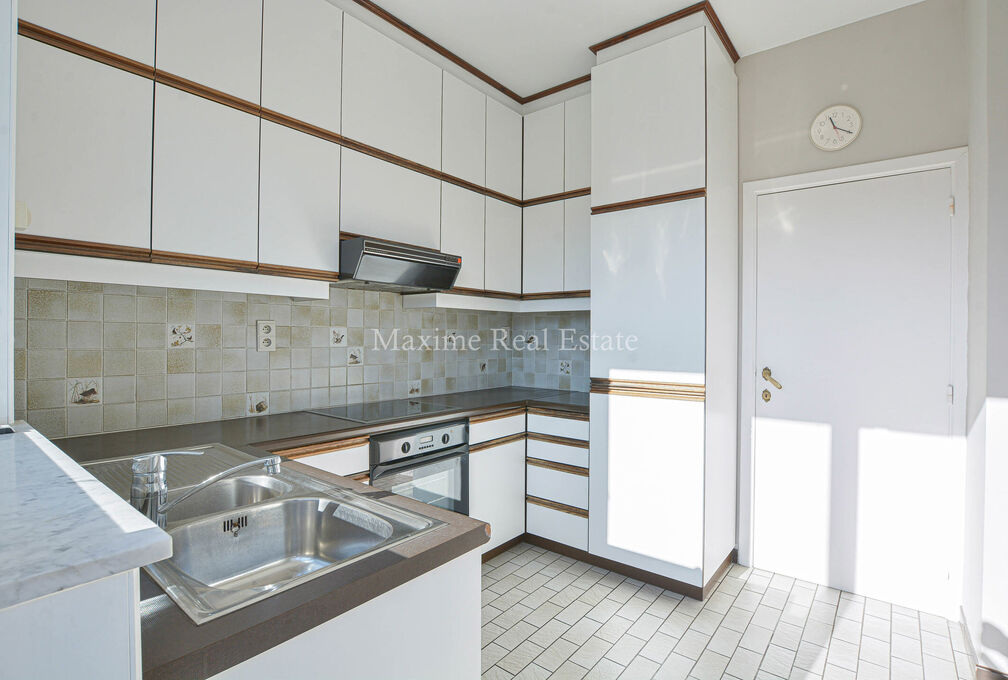 Maxime Real Estate stelt een charmante woning voor in een rustige buurt (Vogelzang) nabij het park van Woluwe.

Deze is centraal gelegen nabij openbaar vervoer, scholen, winkels en heeft een makkelijke verbinding naar het centrum van Brussel.

De bel-etag