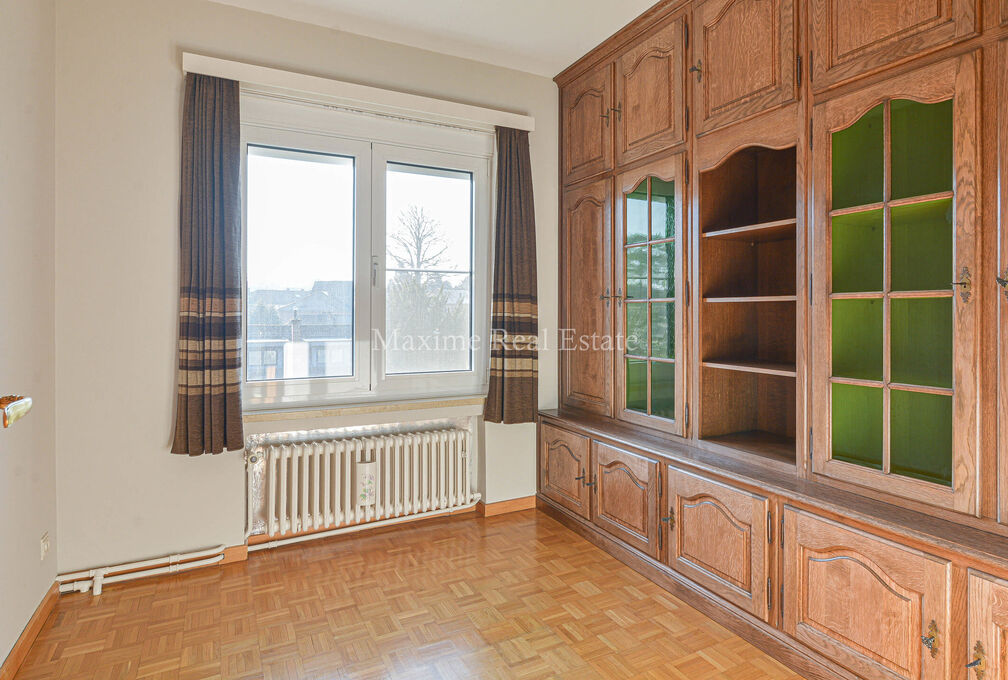 Maxime Real Estate stelt een charmante woning voor in een rustige buurt (Vogelzang) nabij het park van Woluwe.

Deze is centraal gelegen nabij openbaar vervoer, scholen, winkels en heeft een makkelijke verbinding naar het centrum van Brussel.

De bel-etag