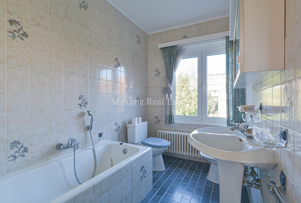Maxime Real Estate stelt een charmante woning voor in een rustige buurt (Vogelzang) nabij het park van Woluwe.

Deze is centraal gelegen nabij openbaar vervoer, scholen, winkels en heeft een makkelijke verbinding naar het centrum van Brussel.

De bel-etag