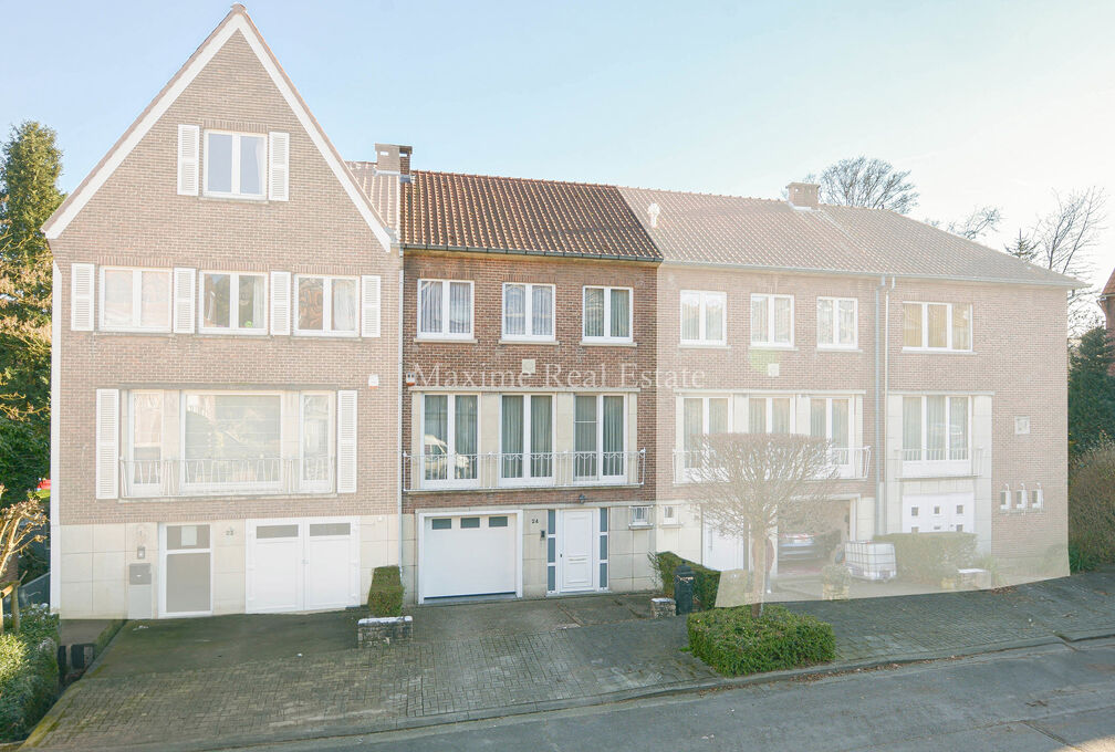 Maxime Real Estate vous propose une charmante maison dans un quartier calme (Chant d'Oiseau) à proximité du parc de Woluwe.

Celle-ci est située à proximité des transports en commun, des écoles, des commerces et bénéficie d'une connexion facile ve