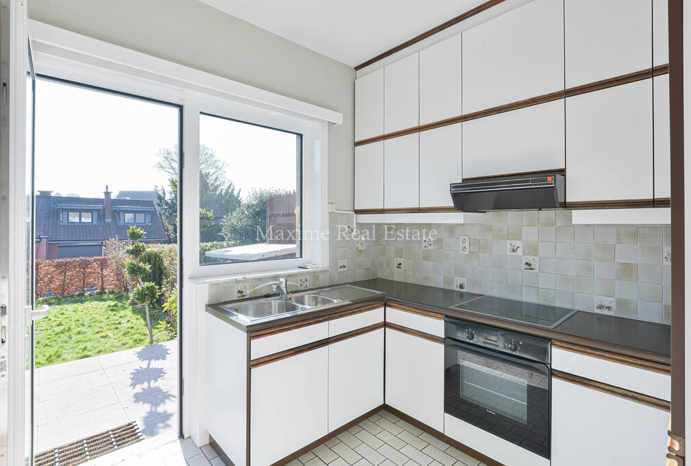 Maxime Real Estate vous propose une charmante maison dans un quartier calme (Chant d'Oiseau) à proximité du parc de Woluwe.

Celle-ci est située à proximité des transports en commun, des écoles, des commerces et bénéficie d'une connexion facile ve