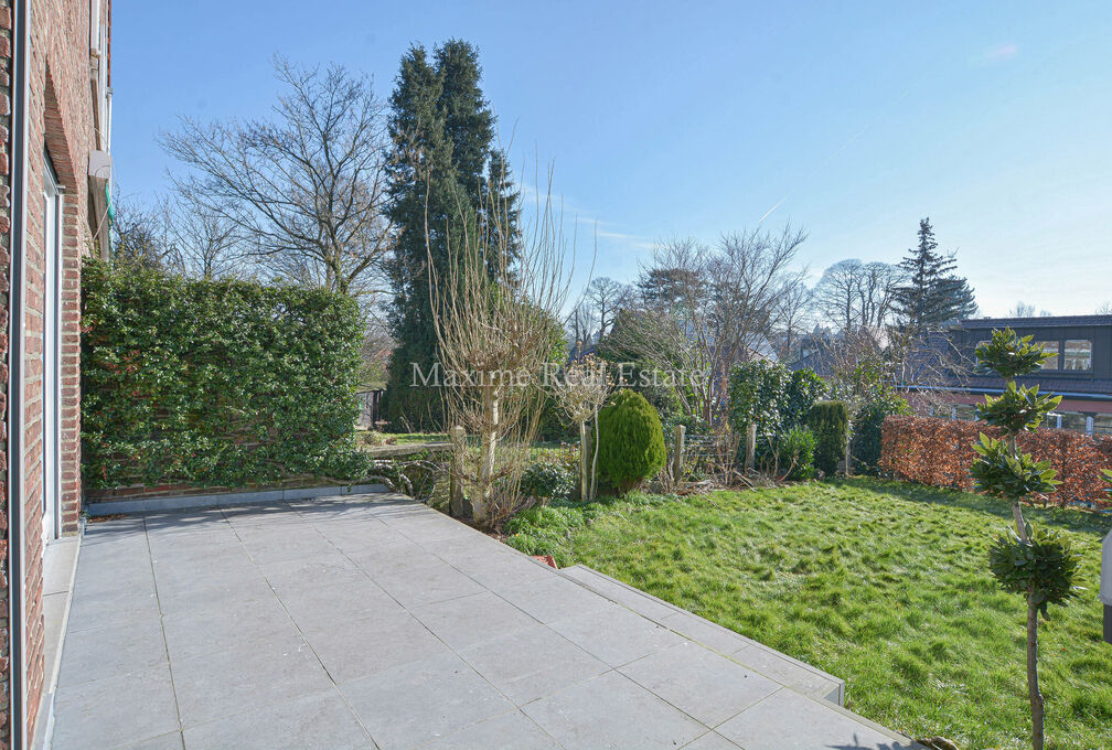 Maxime Real Estate vous propose une charmante maison dans un quartier calme (Chant d'Oiseau) à proximité du parc de Woluwe.

Celle-ci est située à proximité des transports en commun, des écoles, des commerces et bénéficie d'une connexion facile ve