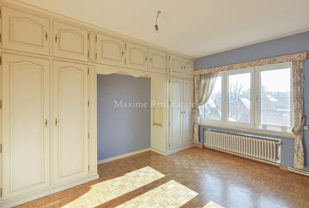 Maxime Real Estate vous propose une charmante maison dans un quartier calme (Chant d'Oiseau) à proximité du parc de Woluwe.

Celle-ci est située à proximité des transports en commun, des écoles, des commerces et bénéficie d'une connexion facile ve