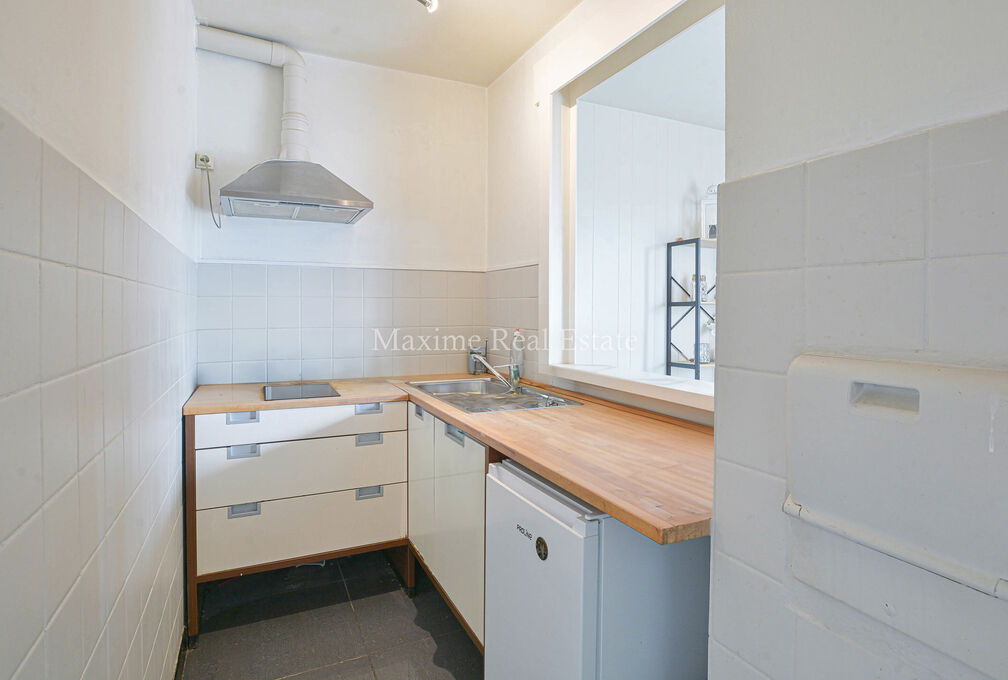 Maxime Real Estate vous propose un studio bien entretenu.

Id&eacute;alement situ&eacute; entre le Stade Fallon et Stockel, &agrave; proximit&eacute; des transports en commun, &eacute;coles, commerces, ...

Ce joli studio de +/-33m&sup2; (selon PEB) se trouve au 7e et dernier &eacute;tage, et s