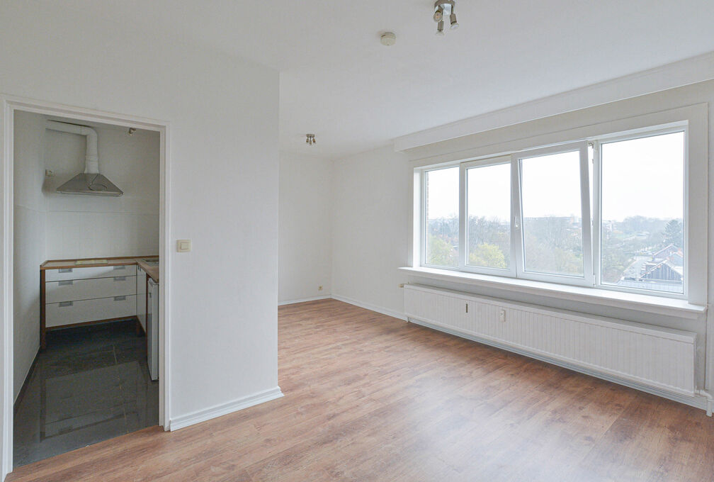 Maxime Real Estate vous propose un studio bien entretenu.

Id&eacute;alement situ&eacute; entre le Stade Fallon et Stockel, &agrave; proximit&eacute; des transports en commun, &eacute;coles, commerces, ...

Ce joli studio de +/-33m&sup2; (selon PEB) se trouve au 7e et dernier &eacute;tage, et s