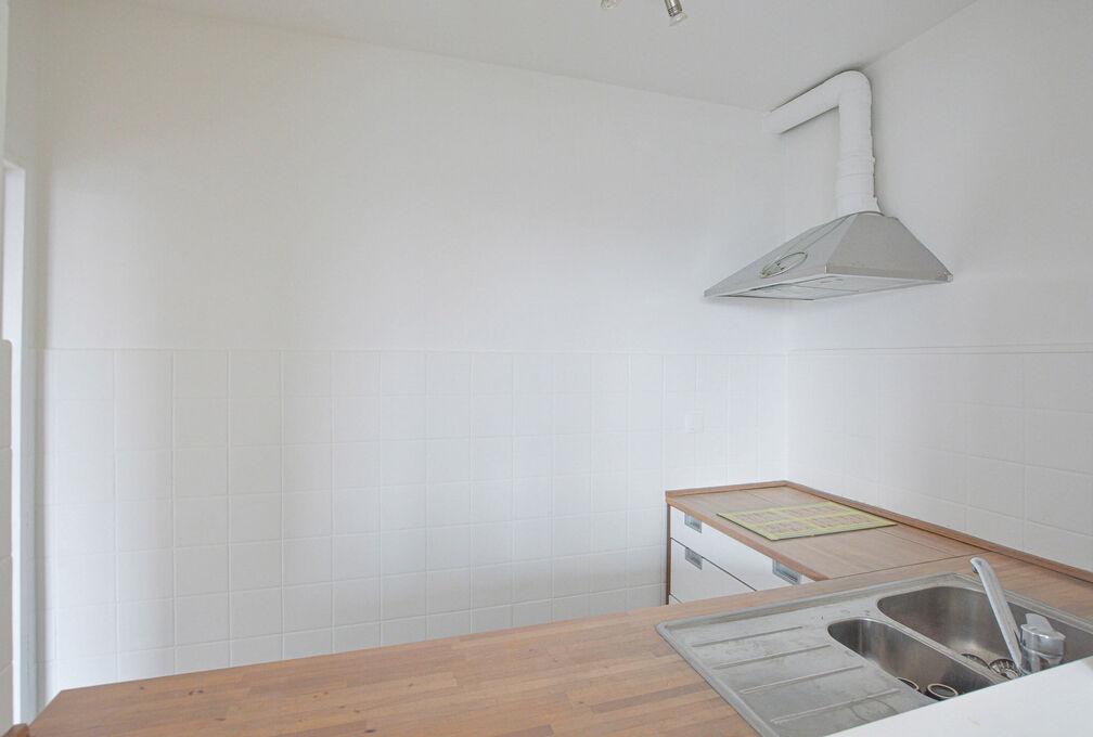 Maxime Real Estate vous propose un studio bien entretenu.

Id&eacute;alement situ&eacute; entre le Stade Fallon et Stockel, &agrave; proximit&eacute; des transports en commun, &eacute;coles, commerces, ...

Ce joli studio de +/-33m&sup2; (selon PEB) se trouve au 7e et dernier &eacute;tage, et s