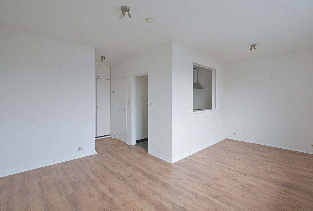 Maxime Real Estate vous propose un studio bien entretenu.

Id&eacute;alement situ&eacute; entre le Stade Fallon et Stockel, &agrave; proximit&eacute; des transports en commun, &eacute;coles, commerces, ...

Ce joli studio de +/-33m&sup2; (selon PEB) se trouve au 7e et dernier &eacute;tage, et s