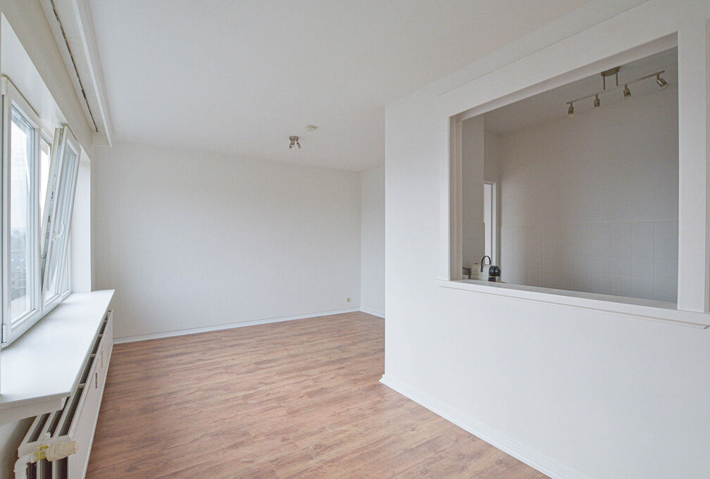 Maxime Real Estate vous propose un studio bien entretenu.

Id&eacute;alement situ&eacute; entre le Stade Fallon et Stockel, &agrave; proximit&eacute; des transports en commun, &eacute;coles, commerces, ...

Ce joli studio de +/-33m&sup2; (selon PEB) se trouve au 7e et dernier &eacute;tage, et s