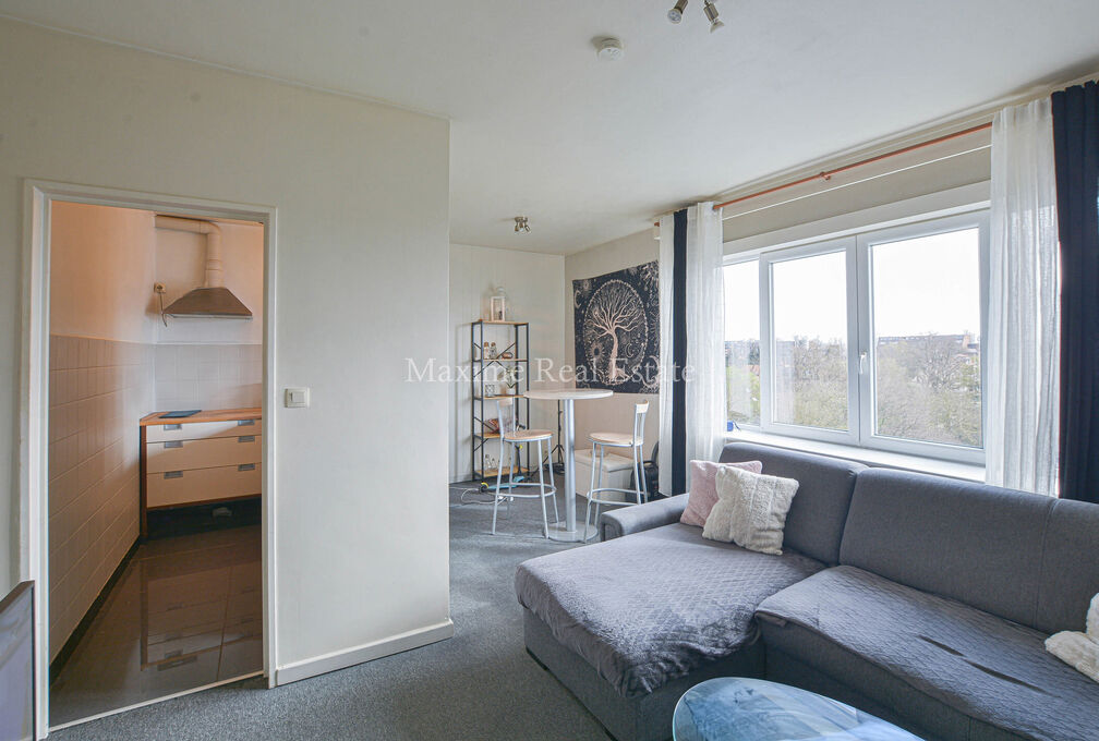 Maxime Real Estate presents a well-maintained studio apartment.

Located between the Fallon Stadium/Stokkel area and close to public transportation, schools, shops, and more.

This charming studio of +/-33m² (according to the PEB) is located on the 7th a