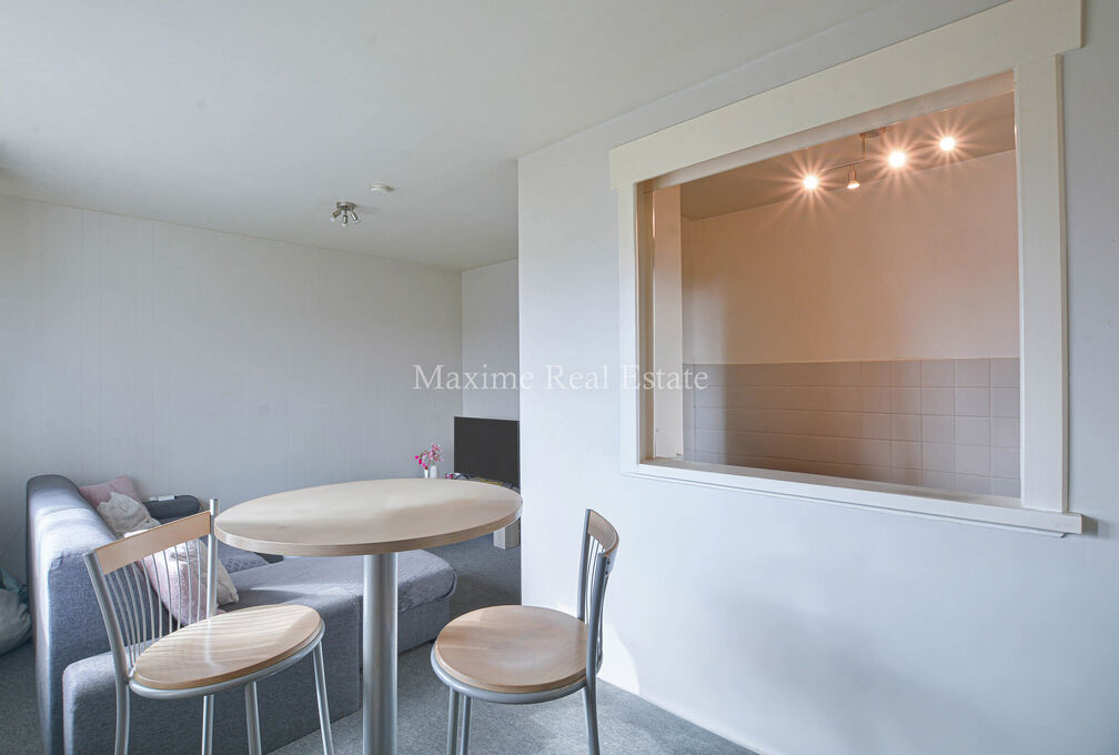 Maxime Real Estate presents a well-maintained studio apartment.

Located between the Fallon Stadium/Stokkel area and close to public transportation, schools, shops, and more.

This charming studio of +/-33m² (according to the PEB) is located on the 7th a