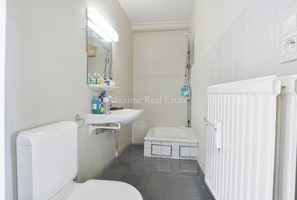 Maxime Real Estate presents a well-maintained studio apartment.

Located between the Fallon Stadium/Stokkel area and close to public transportation, schools, shops, and more.

This charming studio of +/-33m² (according to the PEB) is located on the 7th a