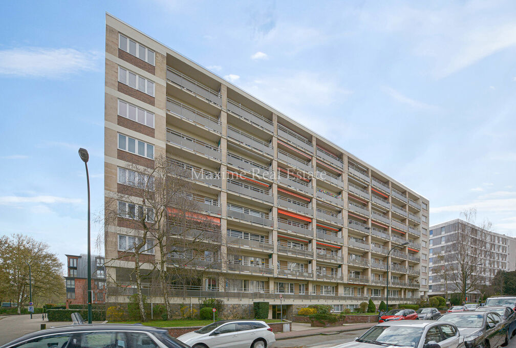 Maxime Real Estate presents a well-maintained studio apartment.

Located between the Fallon Stadium/Stokkel area and close to public transportation, schools, shops, and more.

This charming studio of +/-33m² (according to the PEB) is located on the 7th a