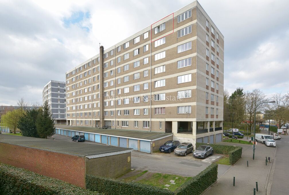 Maxime Real Estate presents a well-maintained studio apartment.

Located between the Fallon Stadium/Stokkel area and close to public transportation, schools, shops, and more.

This charming studio of +/-33m² (according to the PEB) is located on the 7th a
