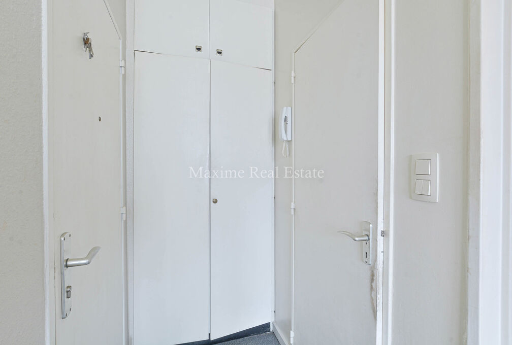 Maxime Real Estate presents a well-maintained studio apartment.

Located between the Fallon Stadium/Stokkel area and close to public transportation, schools, shops, and more.

This charming studio of +/-33m² (according to the PEB) is located on the 7th a