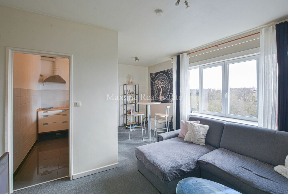 Maxime Real Estate presents a well-maintained studio apartment.

Located between the Fallon Stadium/Stokkel area and close to public transportation, schools, shops, and more.

This charming studio of +/-33m&sup2; (according to the PEB) is located on the 7th a