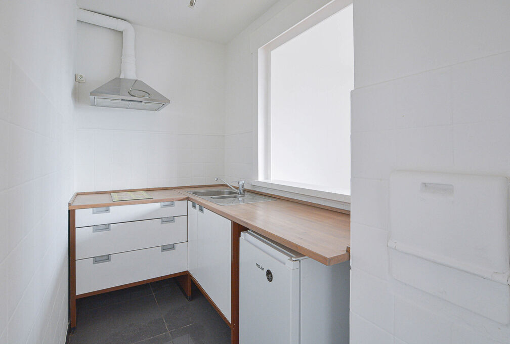 Maxime Real Estate presents a well-maintained studio apartment.

Located between the Fallon Stadium/Stokkel area and close to public transportation, schools, shops, and more.

This charming studio of +/-33m&sup2; (according to the PEB) is located on the 7th a