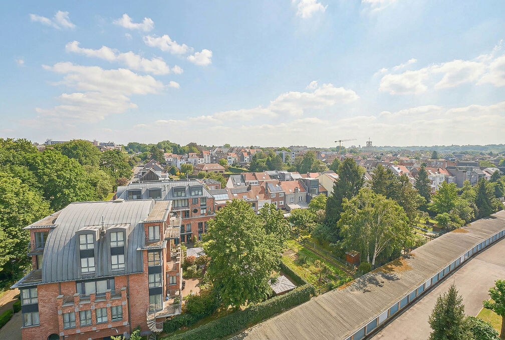 Maxime Real Estate presents a well-maintained studio apartment.

Located between the Fallon Stadium/Stokkel area and close to public transportation, schools, shops, and more.

This charming studio of +/-33m&sup2; (according to the PEB) is located on the 7th a