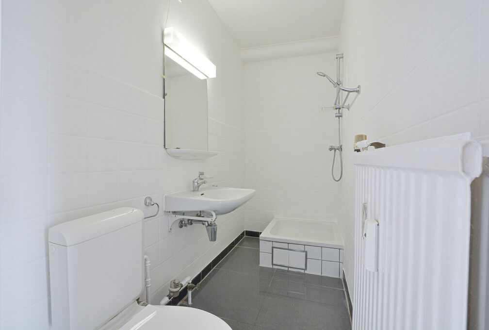 Maxime Real Estate presents a well-maintained studio apartment.

Located between the Fallon Stadium/Stokkel area and close to public transportation, schools, shops, and more.

This charming studio of +/-33m&sup2; (according to the PEB) is located on the 7th a
