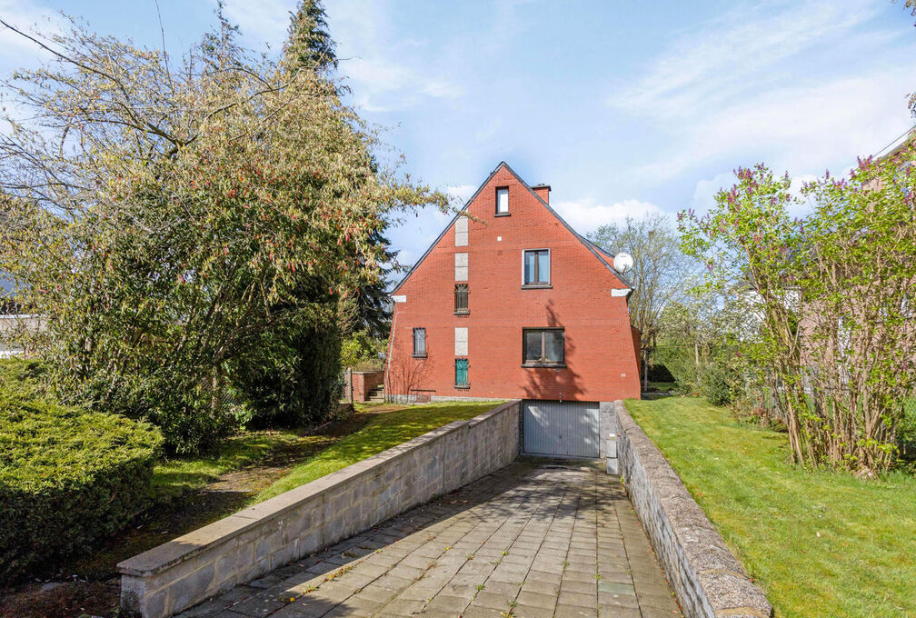 Cette villa +/-209m² (selon PEB) construite en 1966 sur un terrain de 7a09ca offre un cadre de vie exceptionnel avec un beau potentiel et se composant de: 

Sous-sol: Caves de rangements, local téchnique et garage. 

Rez-de-chaussée: Hall d'entrée a