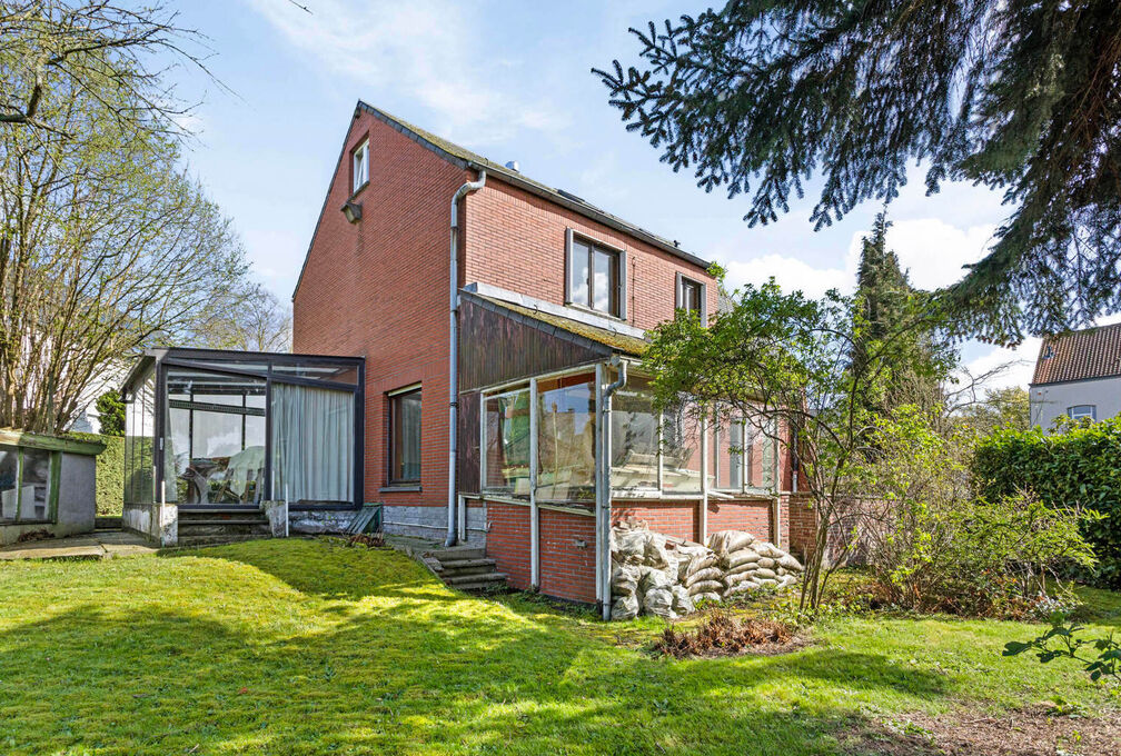 Cette villa +/-209m² (selon PEB) construite en 1966 sur un terrain de 7a09ca offre un cadre de vie exceptionnel avec un beau potentiel et se composant de: 

Sous-sol: Caves de rangements, local téchnique et garage. 

Rez-de-chaussée: Hall d'entrée a