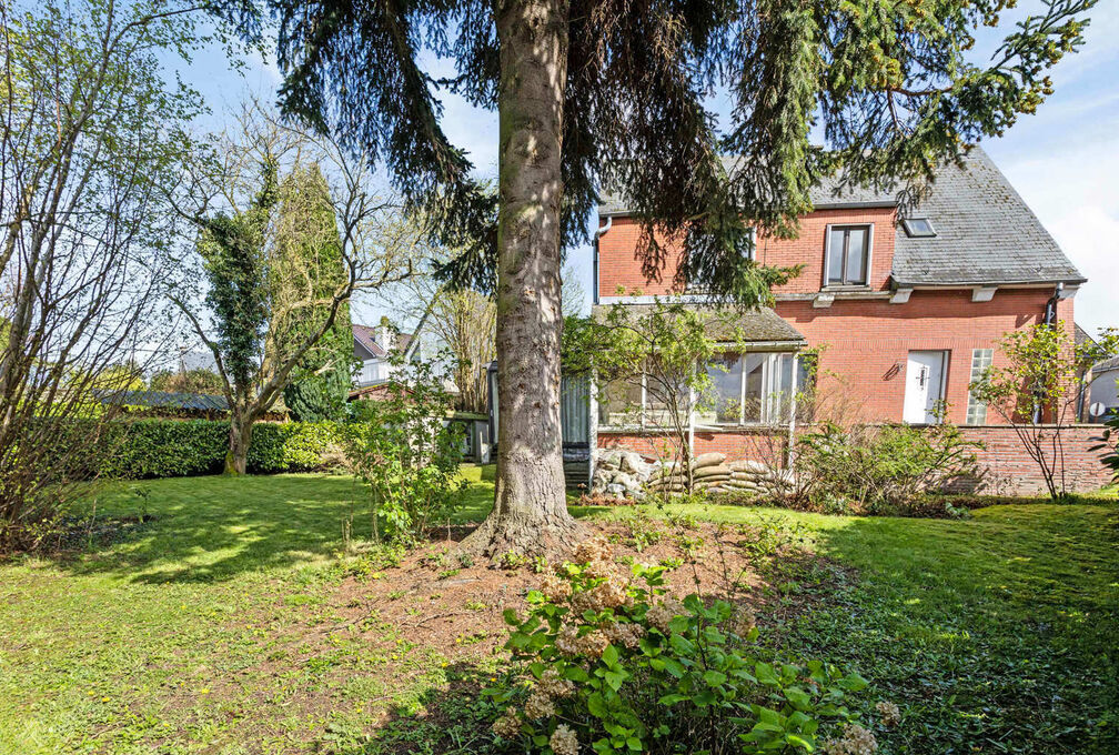Cette villa +/-209m² (selon PEB) construite en 1966 sur un terrain de 7a09ca offre un cadre de vie exceptionnel avec un beau potentiel et se composant de: 

Sous-sol: Caves de rangements, local téchnique et garage. 

Rez-de-chaussée: Hall d'entrée a
