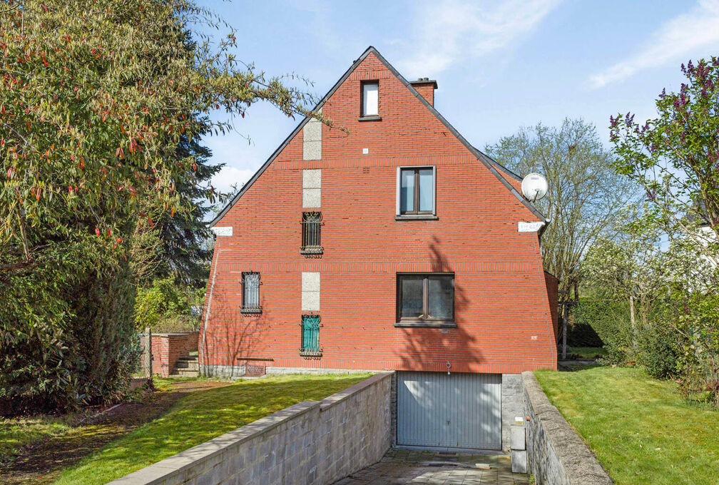Cette villa +/-209m² (selon PEB) construite en 1966 sur un terrain de 7a09ca offre un cadre de vie exceptionnel avec un beau potentiel et se composant de: 

Sous-sol: Caves de rangements, local téchnique et garage. 

Rez-de-chaussée: Hall d'entrée a