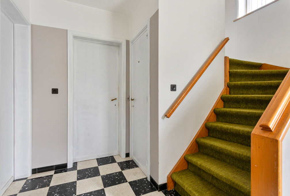 Cette villa +/-209m² (selon PEB) construite en 1966 sur un terrain de 7a09ca offre un cadre de vie exceptionnel avec un beau potentiel et se composant de: 

Sous-sol: Caves de rangements, local téchnique et garage. 

Rez-de-chaussée: Hall d'entrée a