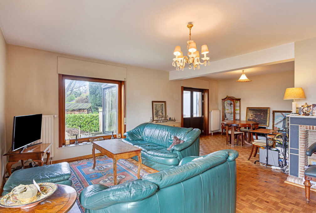 Cette villa +/-209m² (selon PEB) construite en 1966 sur un terrain de 7a09ca offre un cadre de vie exceptionnel avec un beau potentiel et se composant de: 

Sous-sol: Caves de rangements, local téchnique et garage. 

Rez-de-chaussée: Hall d'entrée a