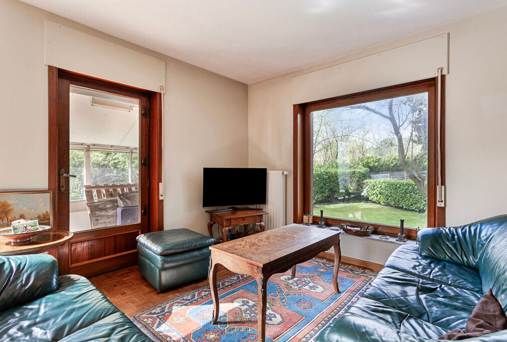 Cette villa +/-209m² (selon PEB) construite en 1966 sur un terrain de 7a09ca offre un cadre de vie exceptionnel avec un beau potentiel et se composant de: 

Sous-sol: Caves de rangements, local téchnique et garage. 

Rez-de-chaussée: Hall d'entrée a